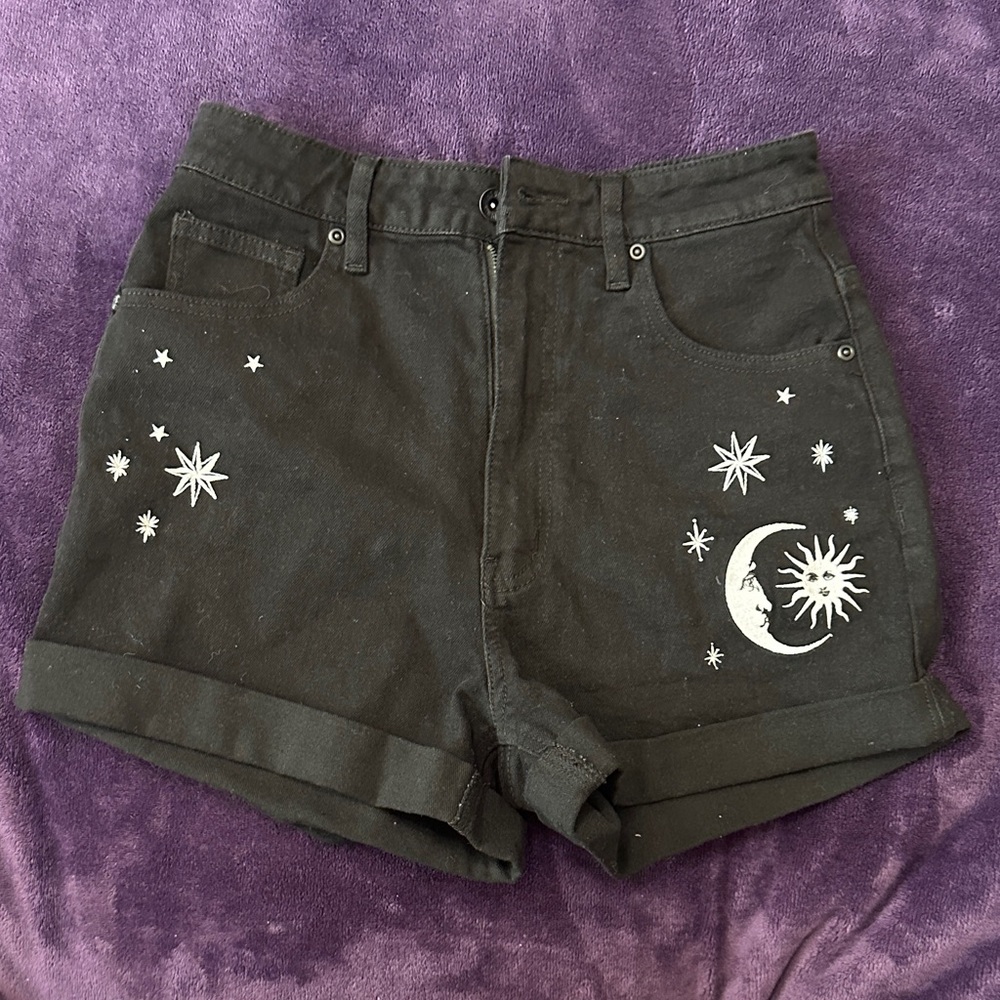 Hot topic Black High-Waist Women's Shorts with Moon & Star Print